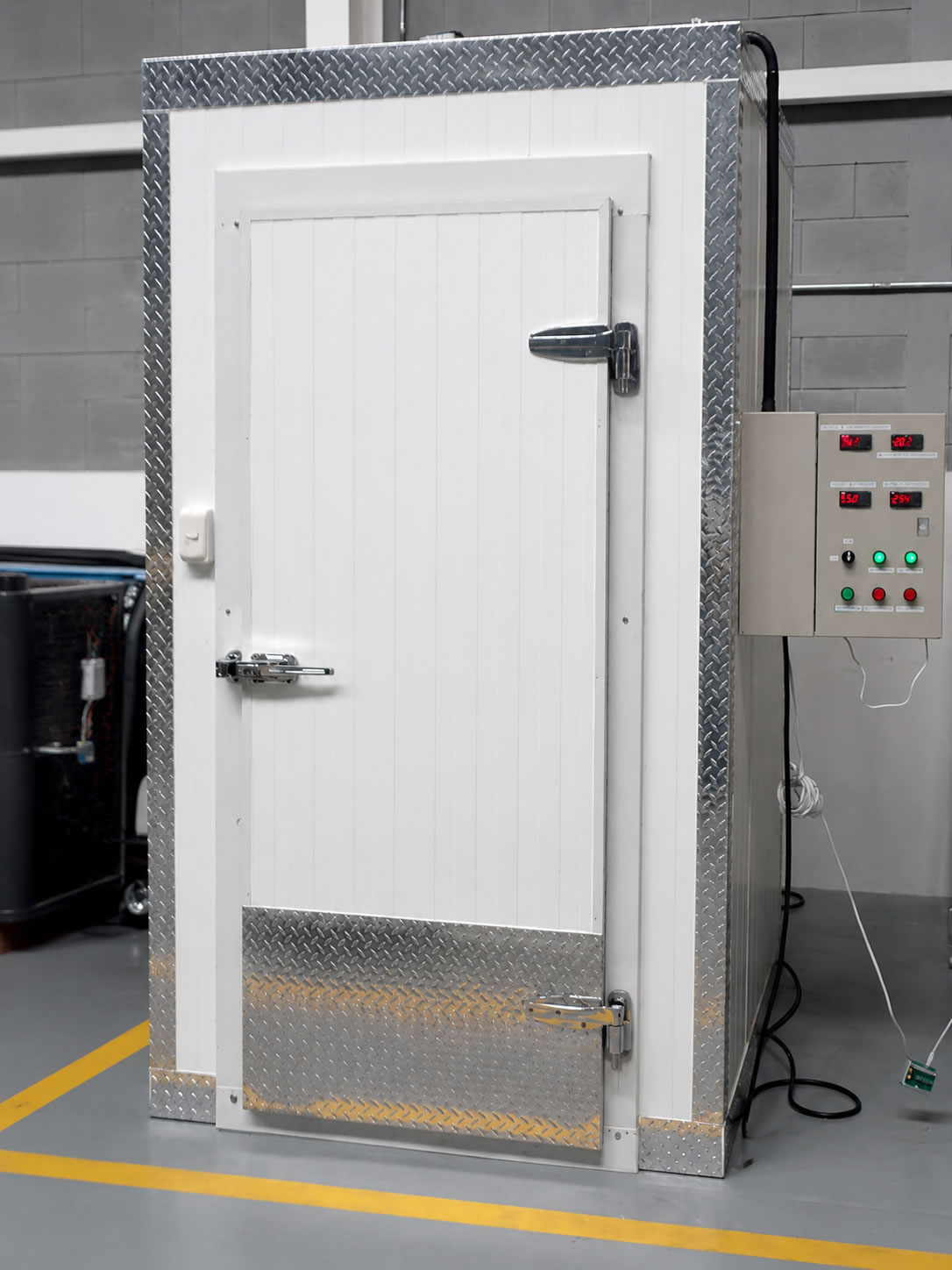 Cuarto frío desmontable en instalación con puerta hermética