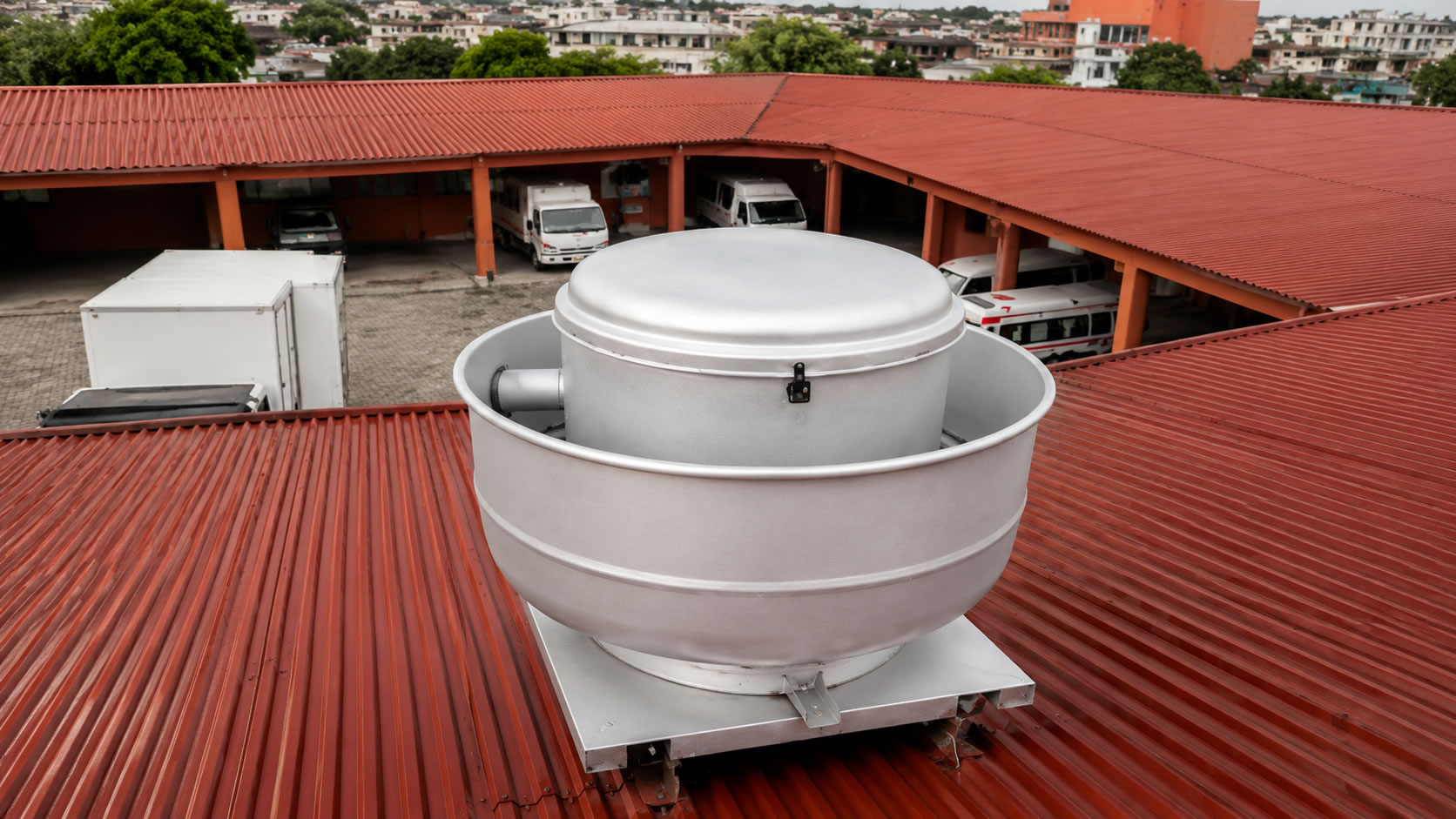 Sistema de ventilación instalado en techo comercial